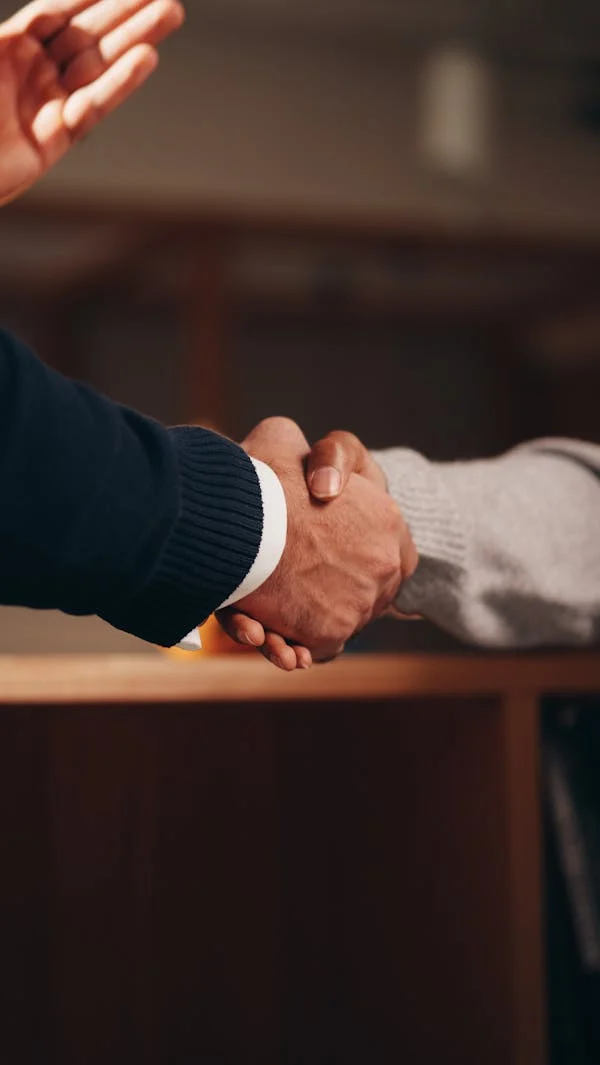 Client shaking hands with a foreclosure attorney after discussing legal options to fight against a foreclosure lawsuit.