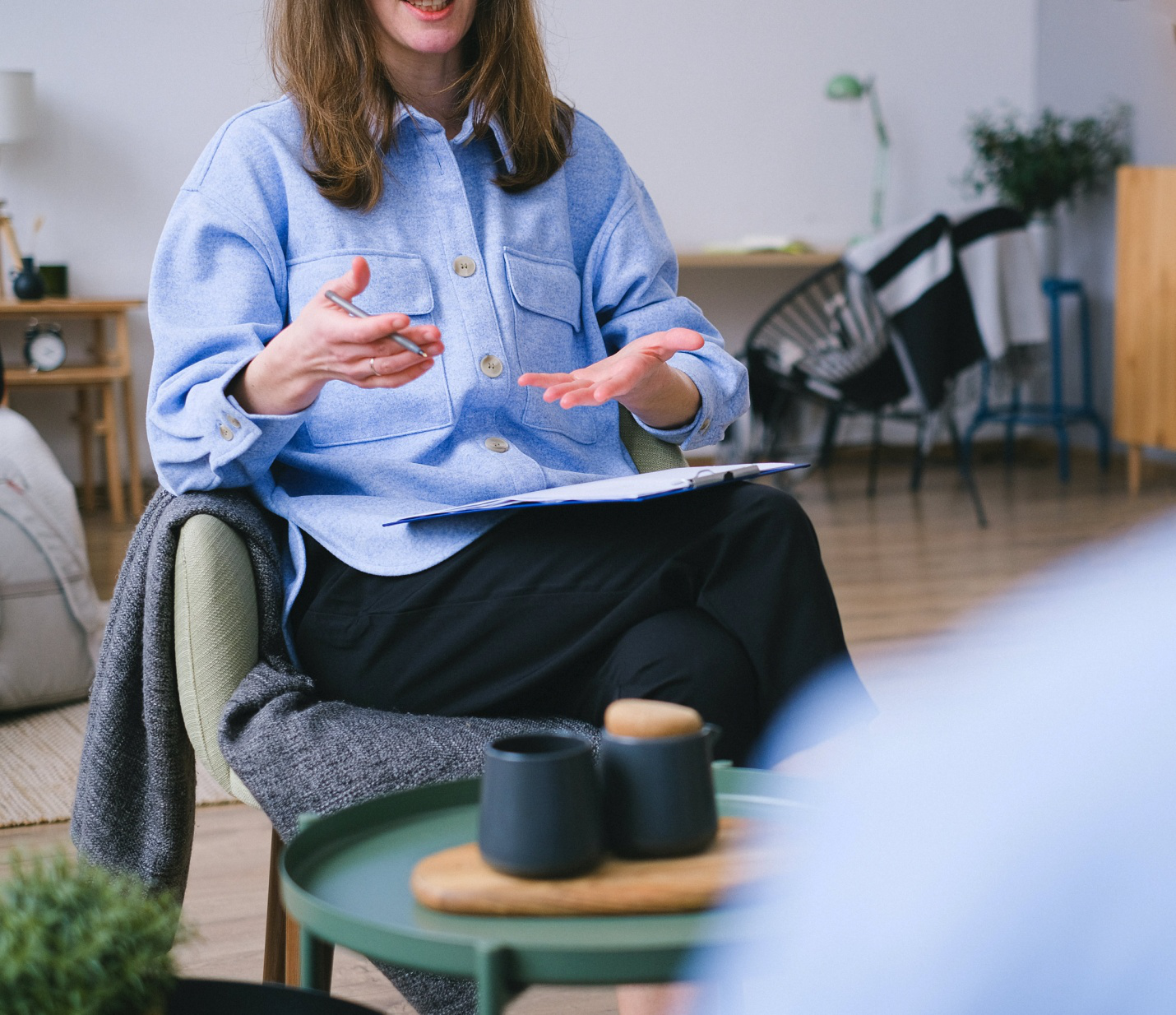  A woman with a pen in her hand is talking