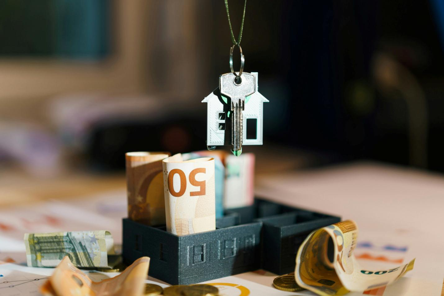 house-keys-and-money